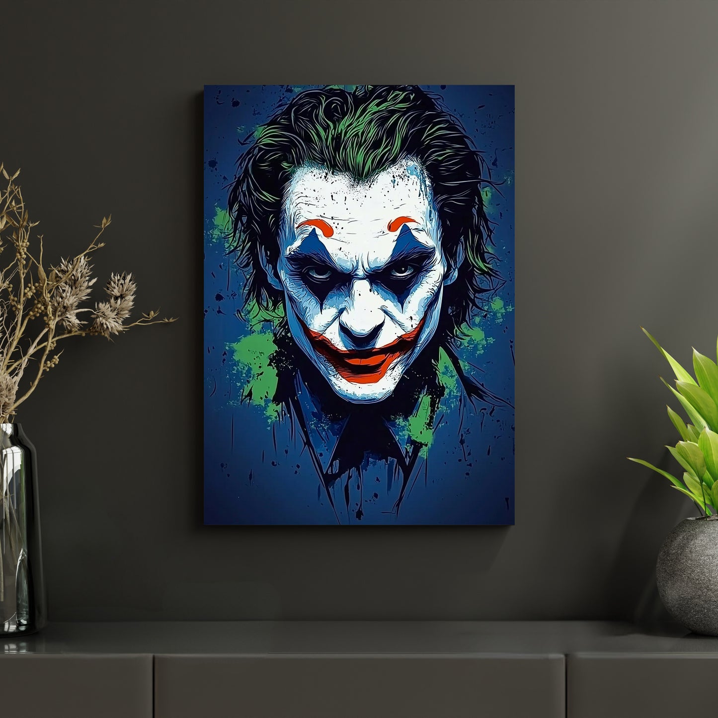Das Metallposter 'Schattenjoker' ist ein kraftvolles Kunstwerk, das die dunkle Seite des ikonischen Jokers einfängt. Mit intensiven Blautönen und kontrastierenden Farben schafft dieses Joker-Kunstwerk eine beeindruckende Antiheld-Wanddeko. Ein ideales Comic-Kunst Poster, das sich perfekt als Geschenk für Gaming- und Comic-Fans eignet. Ideal für Gaming Setups.
