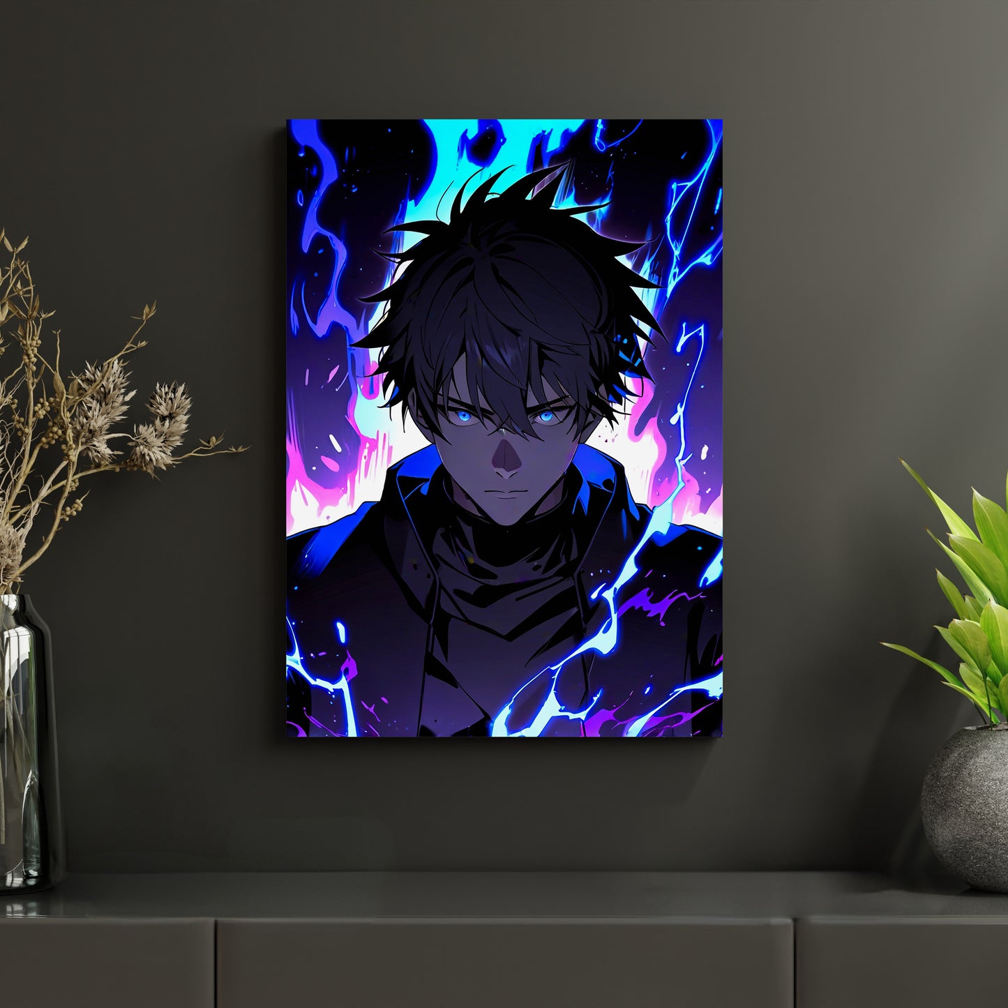 Metallposter mit intensiver Anime-Illustration eines dunklen Protagonisten, umhüllt von leuchtender Energie in Blau und Violett. Hochwertiger Druck auf Aluminiumverbundplatten, ein Must-have für Fans von düsteren Fantasy-Welten à la Solo Leveling.