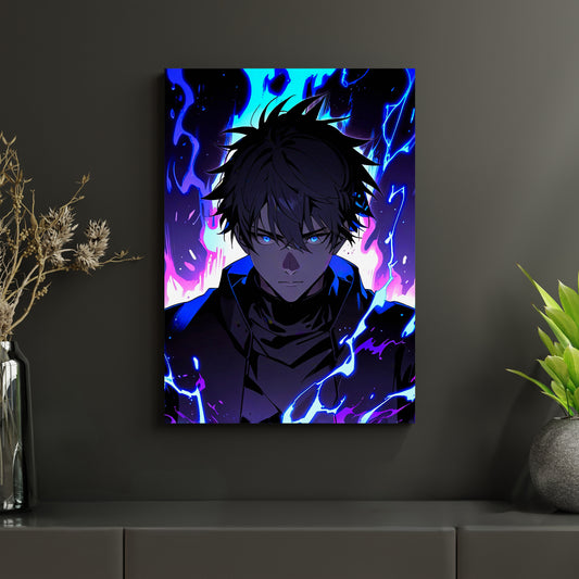 Metallposter mit intensiver Anime-Illustration eines dunklen Protagonisten, umhüllt von leuchtender Energie in Blau und Violett. Hochwertiger Druck auf Aluminiumverbundplatten, ein Must-have für Fans von düsteren Fantasy-Welten à la Solo Leveling.