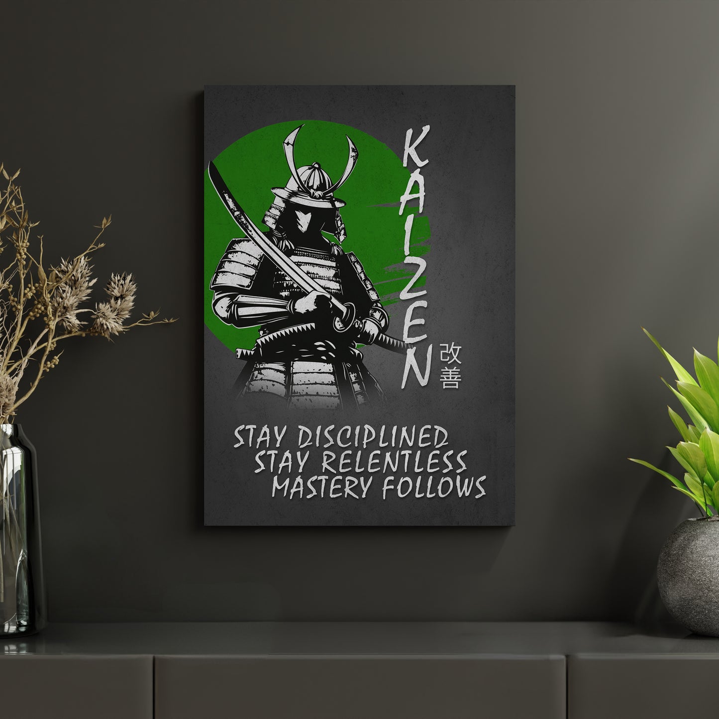 Metallposter mit Samurai und Kaizen-Motto – ein kraftvolles Wandbild für Fokus und Durchhaltevermögen. Ideal als inspirierendes Geschenk für Visionäre, Unternehmer und eSport-Fans.