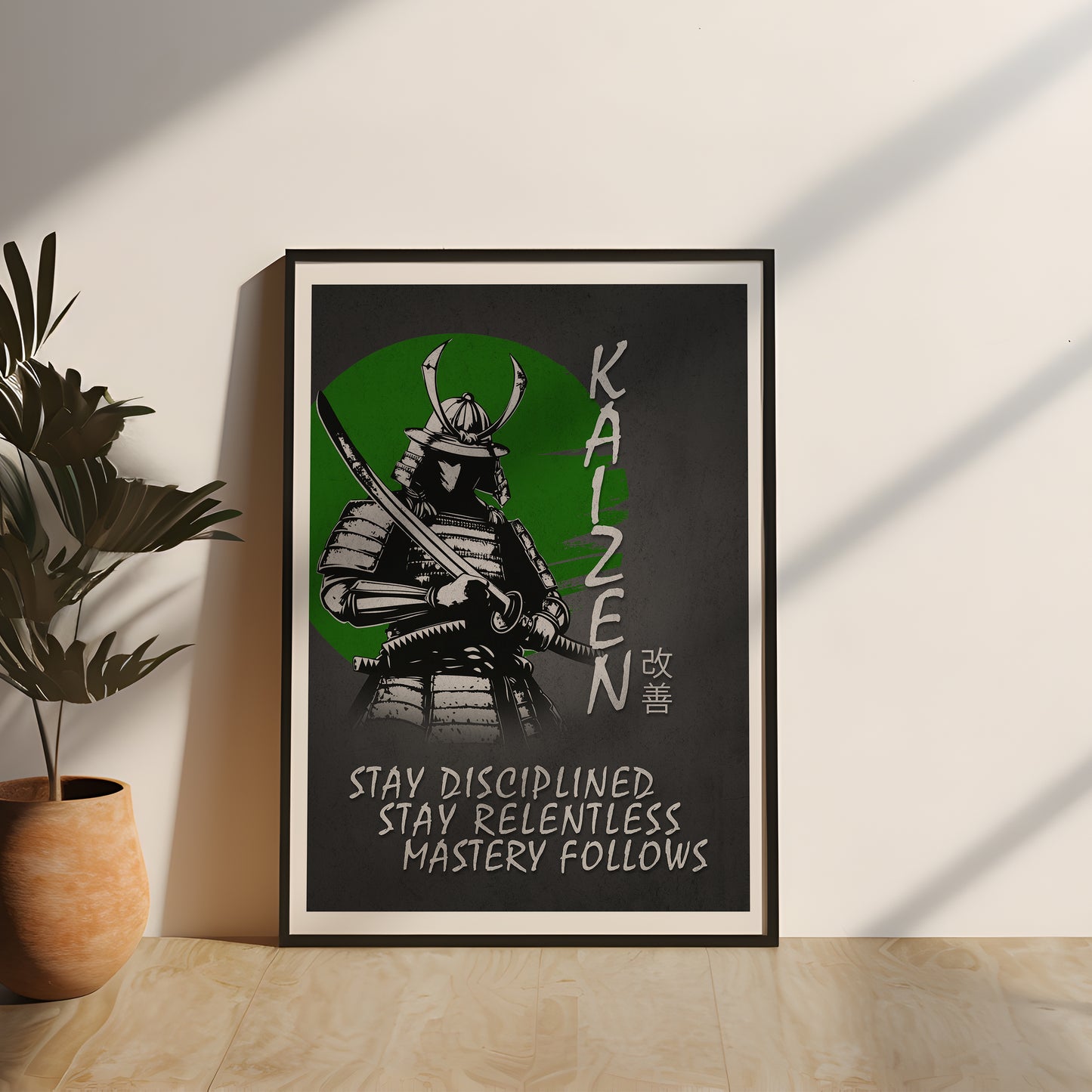 Stilvolles gerahmtes Kaizen-Poster mit einem Samurai-Krieger auf dunklem Hintergrund und grünem Akzent. Perfekte Wanddeko für Motivation, Disziplin und Erfolg nach der japanischen Kaizen Lebensphilosophie.