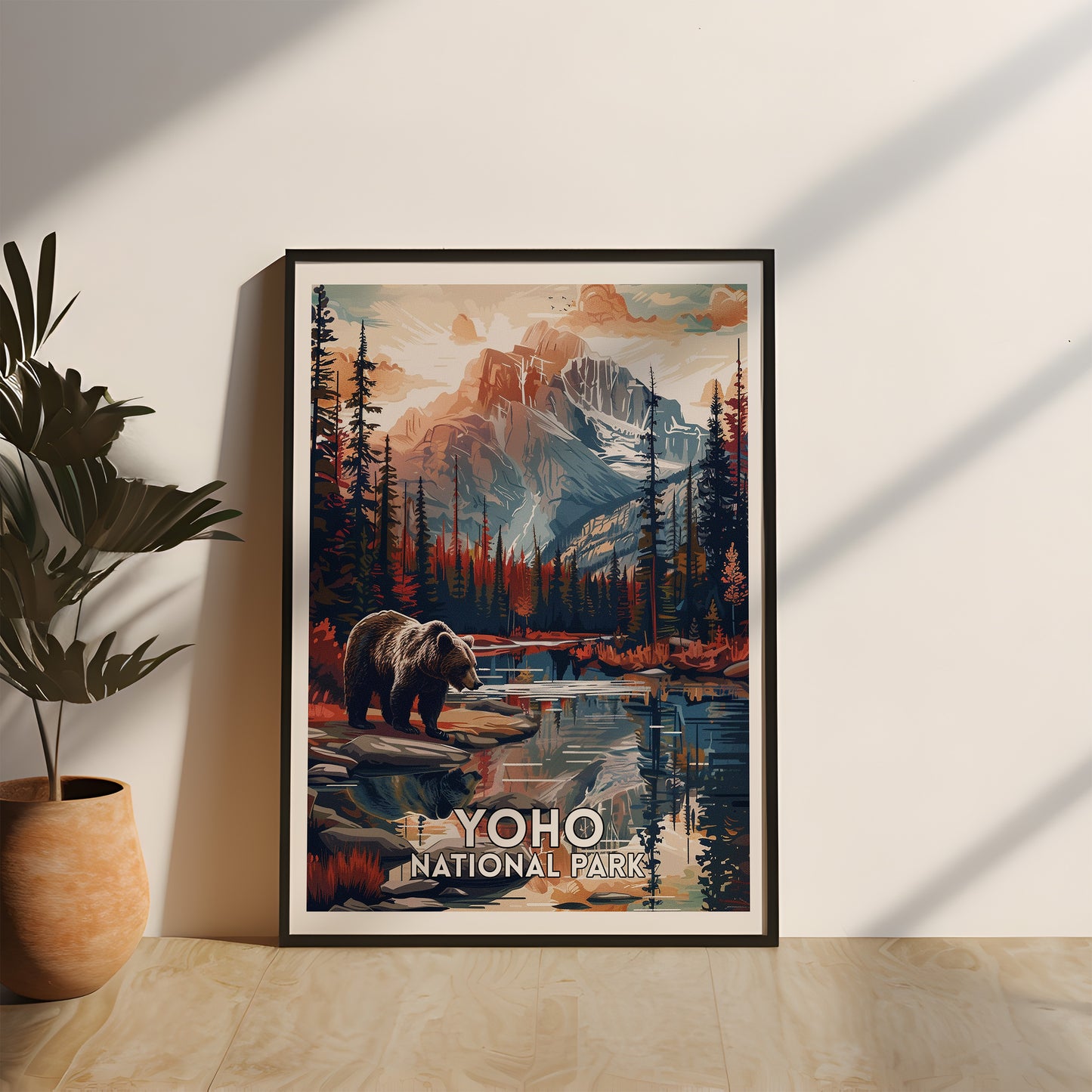 Poster des Yoho Nationalparks mit einem Grizzlybären am Seeufer, umgeben von Bergen und Wäldern, gerahmt in einem hochwertigen Echtholzrahmen. Ideal für Naturliebhaber, die eine kraftvolle und stilvolle Dekoration suchen, grizzlybär wandkunst, gerahmtes poster nationalpark, kanadische landschaft poster