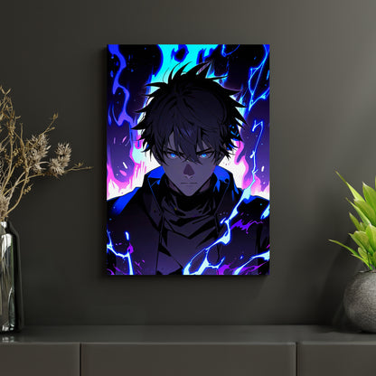 Metallposter mit intensiver Anime-Illustration eines dunklen Protagonisten, umhüllt von leuchtender Energie in Blau und Violett. Hochwertiger Druck auf Aluminiumverbundplatten, ein Must-have für Fans von düsteren Fantasy-Welten à la Solo Leveling.
